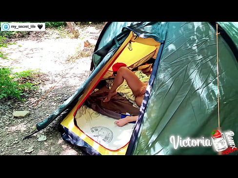 ❤️ Op kamera verfilm Passievolle ruk vreemdeling in 'n tent ❤️ Gehaltepornografie by ons ❌️❤