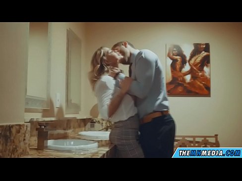 ❤️ Wanneer 'n rondborstige blondine jou in 'n openbare toilet verlei ❤️ Gehaltepornografie by ons ❌️❤